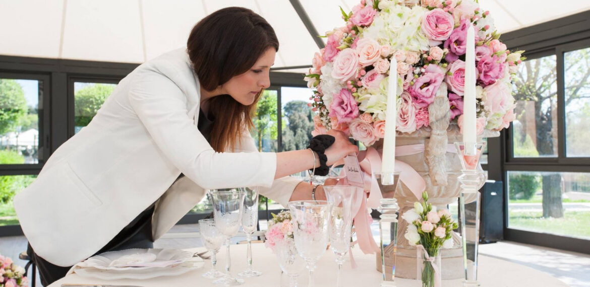 7 Reasons Why You Should Hire Professional Wedding Planners